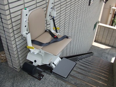 和田歯科の椅子式リフト